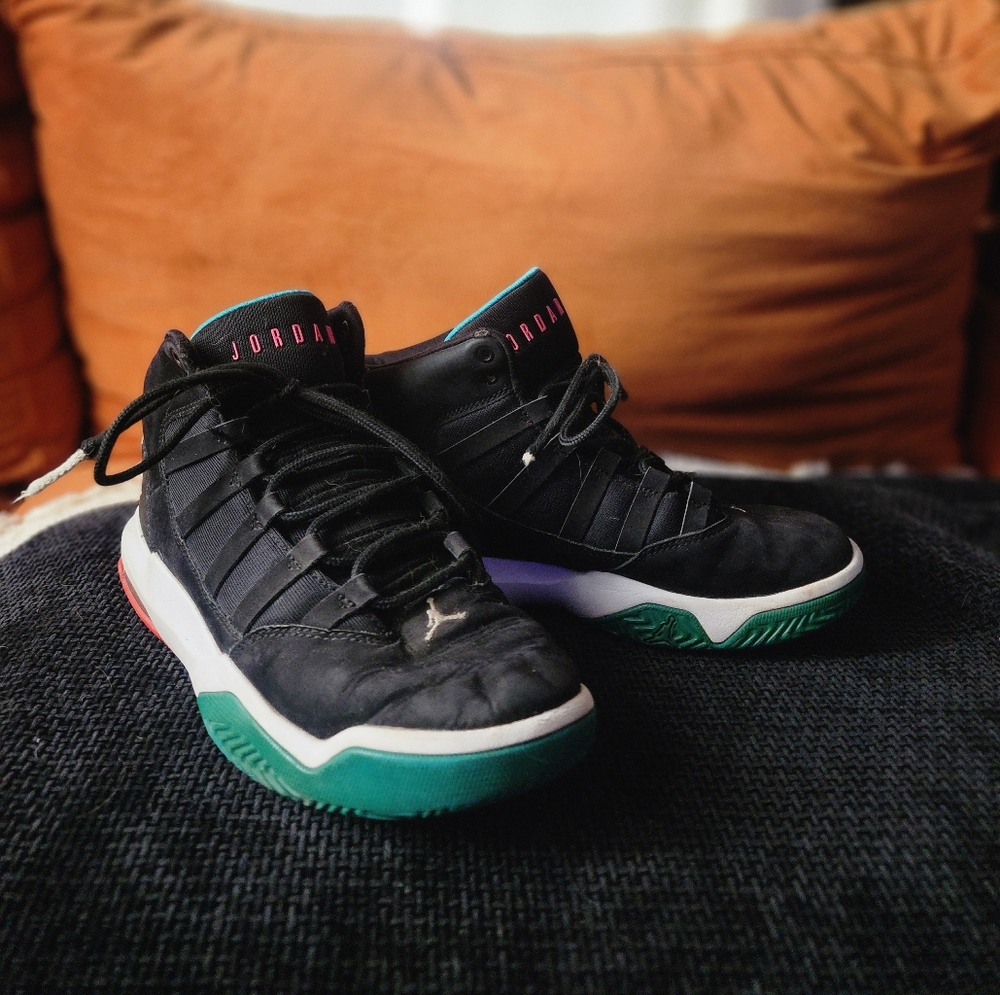 Nike Air JORDAN Max AURA Black Hyper Aqua Pink AQ9214-063 Youth Size 6